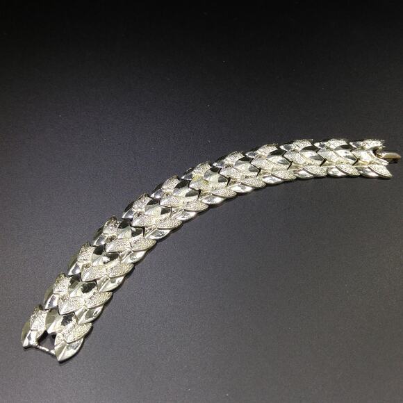 Vintage Coro 1950s Gold Tone Wide Link Bracelet, Textured Smooth Links - Picture 5 of 10